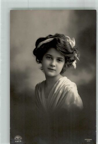 Portrait einer jungen Frau mit Haarband Fotograf Kiesel R. & K.L. 4197/5 Haarmode 1912