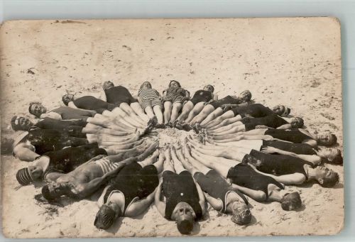 Badegäste im Badeanzug bilden einen Kreis im Sand Bademode 1925 Foto AK
