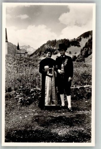 Riezlern , Kleinwalsertal Tracht Brautpaar Kleinwalsertal Trachten Österreich Foto AK