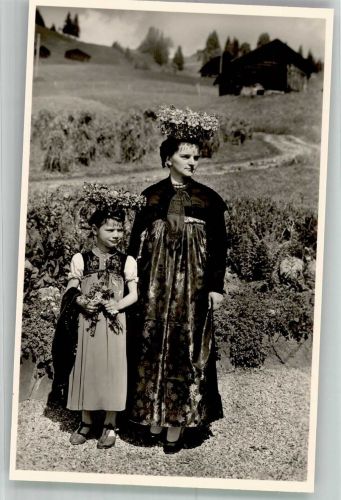 Riezlern , Kleinwalsertal Tracht Frau und Kind Trachten Österreich Foto AK
