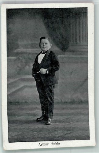 Arthur Huhle mit Zigarette Liliputaner