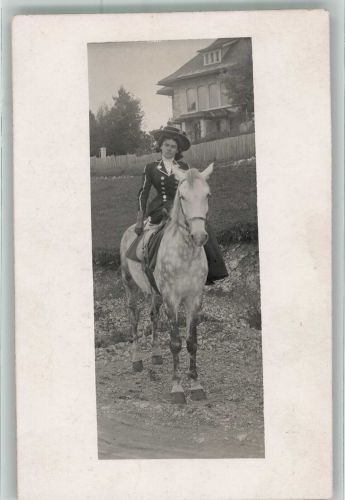 Frau mit Damensattel Pferd