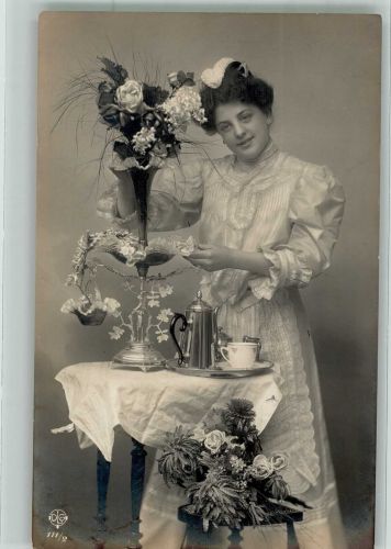 Frau Blumen DLG 111/2 gedeckter Tisch 1907