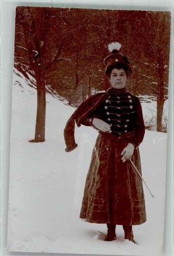 Winter Frau mit Degen Uniform
