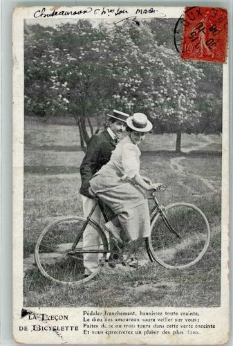 Junges französisches Paar mit seinem Fahrrad Poesie / Liebe Fahrrad 1906