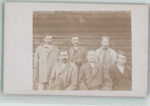 Gruppenaufnahme von männlichen Russen WK I Östlicher Kriegsschauplatz Privatfoto AK