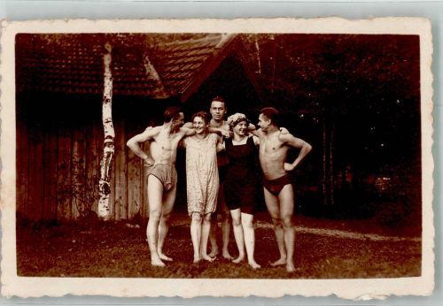 Gruppenaufnahme von jungen Badegästen Bademode 1919 Privatfoto AK
