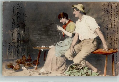 Junges Paar in landestypischer Kleidung auf einer Bank zwischen Weinflaschen Trachten Italien 1902