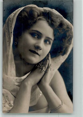 Wien 1. Bezirk, Innere Stadt Portrait einer jungen Frau mit Kopfschleier Rückseite Werbung Bromsilberkarten Berthold Bing Haarmode 1909