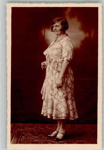 W8000 München Portrait einer Frau im Fotostudio Ort lt. Fotograf Carl Berne Haarmode 1930 Foto AK