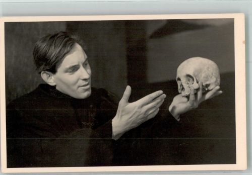 W8000 München Darsteller mit Totenkopf als Prinz Hamlet Ort lt. Fotograf Hanns Holdt Shakespeare Foto AK