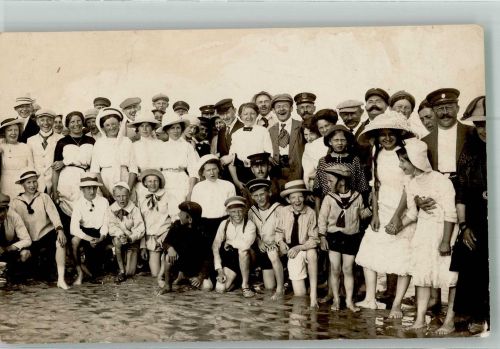 Gruppenaufnahme von fröhlichen Badegästen Bademode Privatfoto AK
