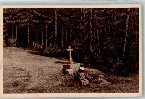 Junge Frau in Tracht im Gebet am Waldesrand Flurkreuz / Marterl