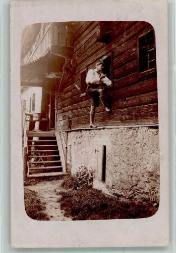 Junger Mann beim Fensterln Trachten Österreich 1922 Privatfoto AK