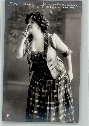 Eine junge Frau im karierten Kleid genannt Miss Dudelsack Nr. 2319/1 GL & Co