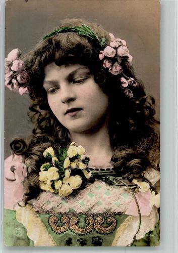 Mädchen mit gelben und rosa Rosen im langen Haar N.P.G. 604/6 Haarmode 1908