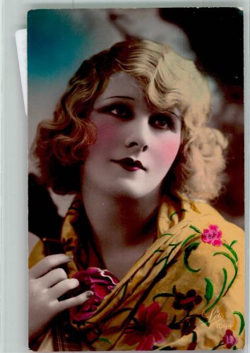 Portrait einer jungen Frau mit Rose am Revers Leo 1084 Haarmode 1927