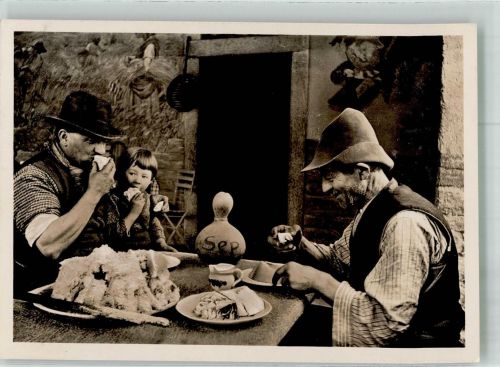 Bauern beim Verspeisen der traditionellen Polenta Trachten Italien 1943 Foto AK