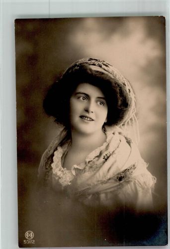 Portrait einer jungen Frau mit Kopftuch Haarmode 1910