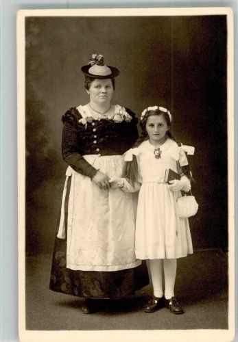 Mutter in bayerischer Tracht mit Tochter im weißen Kleid Kommunion Privatfoto AK