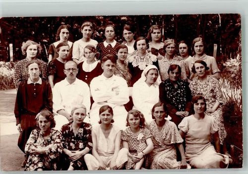 Zwei ungarische Ärzte inmitten einer jungen Frauengruppe Krankenschwester 1936 Privatfoto AK