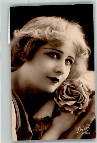 Portrait einer jungen Frau mit Rose Nr. 858 Bleuet 1927