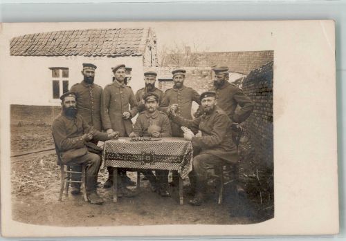 Landser in Uniform beim Kartenspiel am Gartentisch WK I Kartenspiel 1916 Privatfoto AK