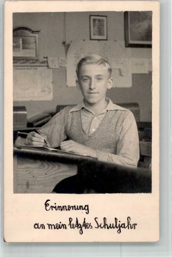 Junge in seinem letzten Schuljahr am Schreibpult Schule Privatfoto AK