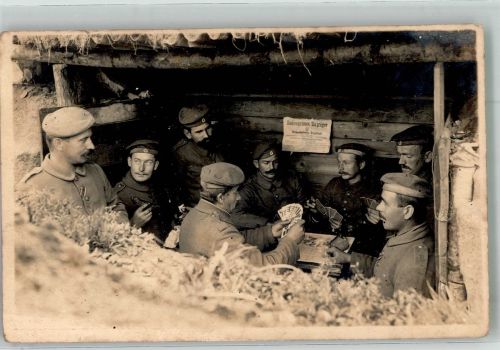Landser in Uniform beim Kartenspiel im Unterstand Feldpost WK I 6. Landwehr-Division Kartenspiel 1915 Privatfoto AK