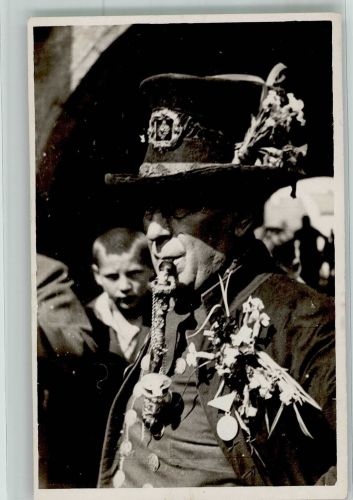 Schütze in traditioneller Kleidung mit Orden und Blumen geschmückt Pfeife Privatfoto AK