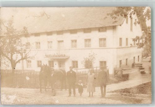 Familie mit zwei Pferden vor Bauernhaus Pferd Privatfoto AK