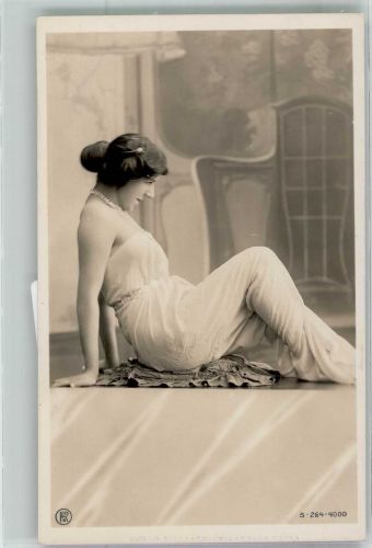 Junge Frau im leichten weißen Kleid Serie 264-4000 Rotophot