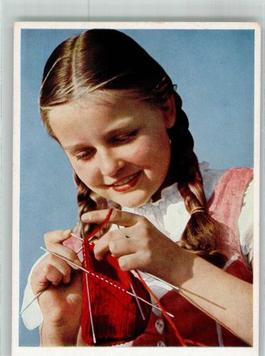 Kleines Mädchen mit Zöpfen bei der Näharbeit Stricken Foto AK