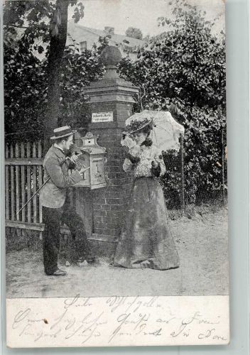 Junger Mann mit Frau unter dem Sonnenschirm Poesie / Liebe Mode Briefkasten