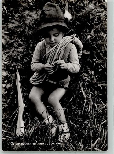 Kleiner Junge als Jäger verkleidet zupft Blütenblätter Kinderpoesie Foto AK