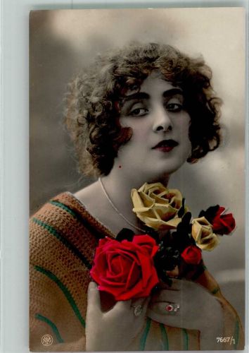 Portrait einer jungen Frau mit gewellten Haaren und Rosen NPG 7667/1 Haarmode 1925