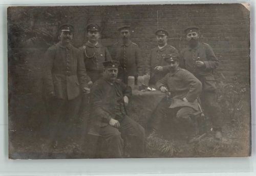Gruppenaufnahme von Landsern in Uniform mit Bier und Pfeife Deutsches Heer WK I Privatfoto AK