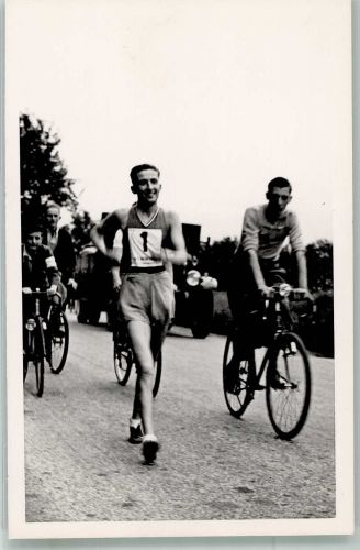 Ein von Radfahrern begleiteter Geher Leichtathletik Privatfoto AK