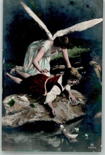 Engel über spielenden Kind an einem Gewässer Rotophot 6564/6 Schutzengel 1928