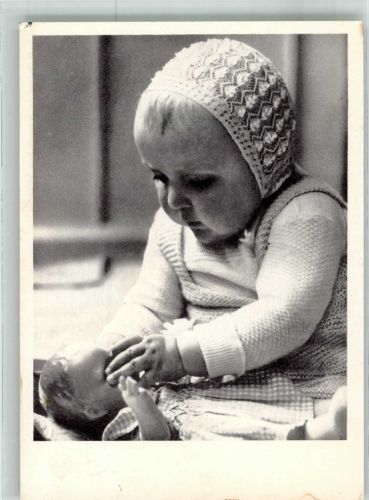 Bern Berne Portrait eines Babys mit Puppe Wohlfahrtskarte Kanton-bernisches Säuglings- und Mütterheim Fotograf Ada Niggeler Hilfsorganisation Foto AK