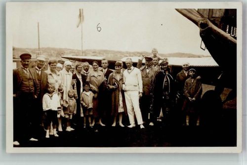 Passagiere oder eine Festlichkeit am Flugzeug auf dem Flughafen Flugzeug vor 1945 1930 Privatfoto AK