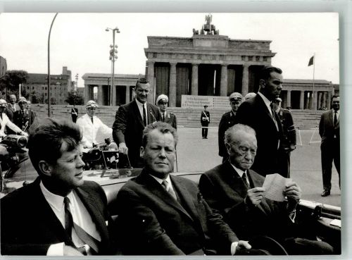 W1000 Berlin Mitte US-Präsident Kennedy Willy Brandt und Konrad Adenauer im Automobil vor der Mauer am Brandenburger Tor Fotograf Will McBride Brandt, Willy 1963 Foto AK