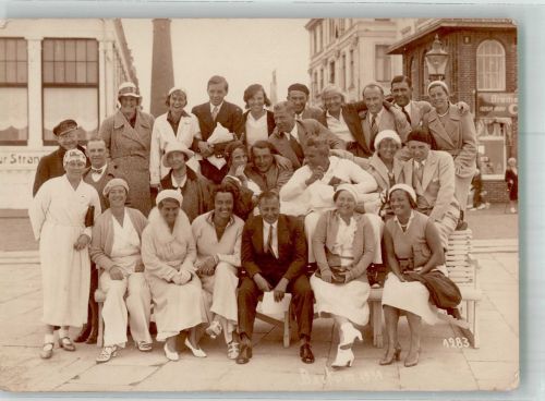 26757 W2972 Borkum 1931 Privatfoto AK Gruppenaufnahme von Urlaubern vor dem Leuchtturm