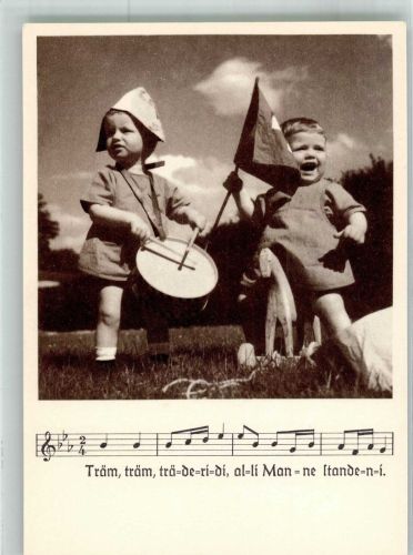 Bern Berne Portrait von zwei fröhlichen Kleinkindern mit Trommel und Fahne Wohlfahrtskarte Kanton-bernisches Säuglings- und Mütterheim Fotograf Hans Steiner Hilfsorganisation Foto AK