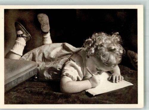 Bern Berne Kleines Mädchen mit Malbuch Wohlfahrtskarte Kanton-bernisches Säuglings- und Mütterheim Fotograf Martin Hesse Hilfsorganisation Foto AK