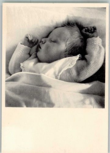 Bern Berne Portrait eines schlafenden Babys Wohlfahrtskarte Kanton-bernisches Säuglings- und Mütterheim Fotograf Hans Steiner Hilfsorganisation 1945 Foto AK