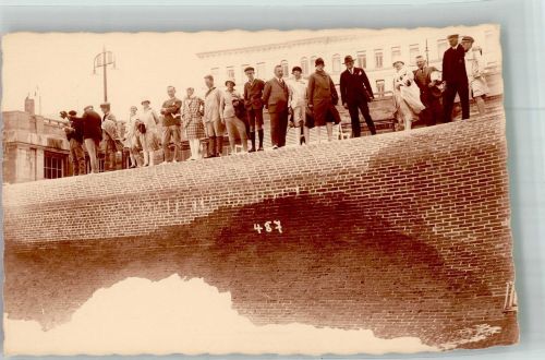26757 W2972 Borkum Privatfoto AK Badegäste auf der Promenadenmauer Ort handschriftlich