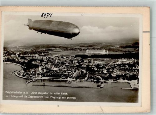 88045 W7990 Friedrichshafen 1933 FOTO KEINE AK Fliegeraufnahme vom Luftschiff Graf Zeppelin über dem Ort mit Hafen und Bahnhof Original aufmontierte Verlagsmusterkarte