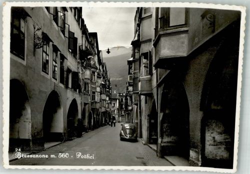 39042 Brixen Bressanone 1954 Gebrauchsspuren VW Käfer Gasse