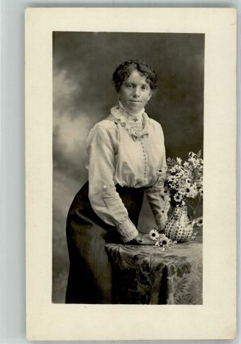 83278 W8220 Traunstein , Oberbay Foto AK Portrait einer jungen Frau Ort lt. Fotograf Grainer